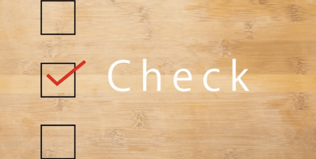 チェックマークが入ったチェックボックスと『Check』の文字、木目背景