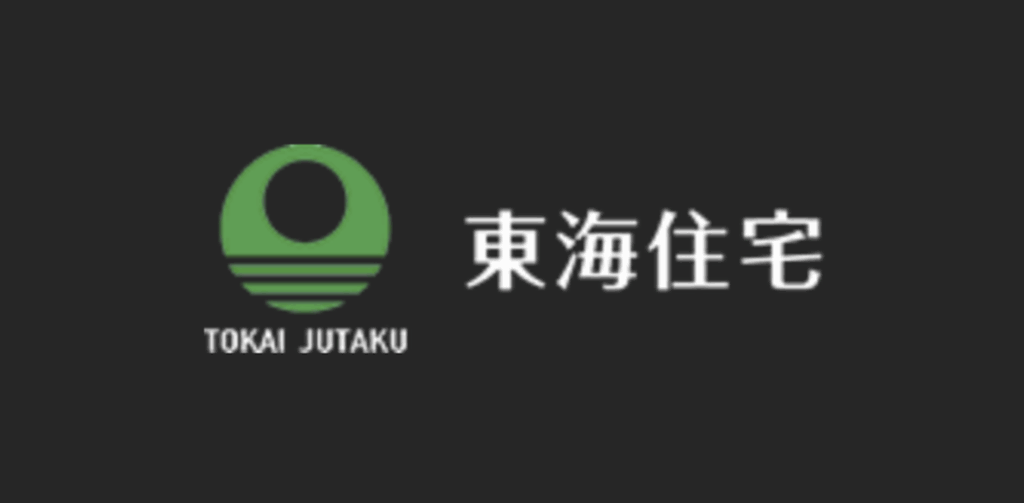 東海住宅のロゴと社名、黒背景に白文字と緑のシンボルマーク