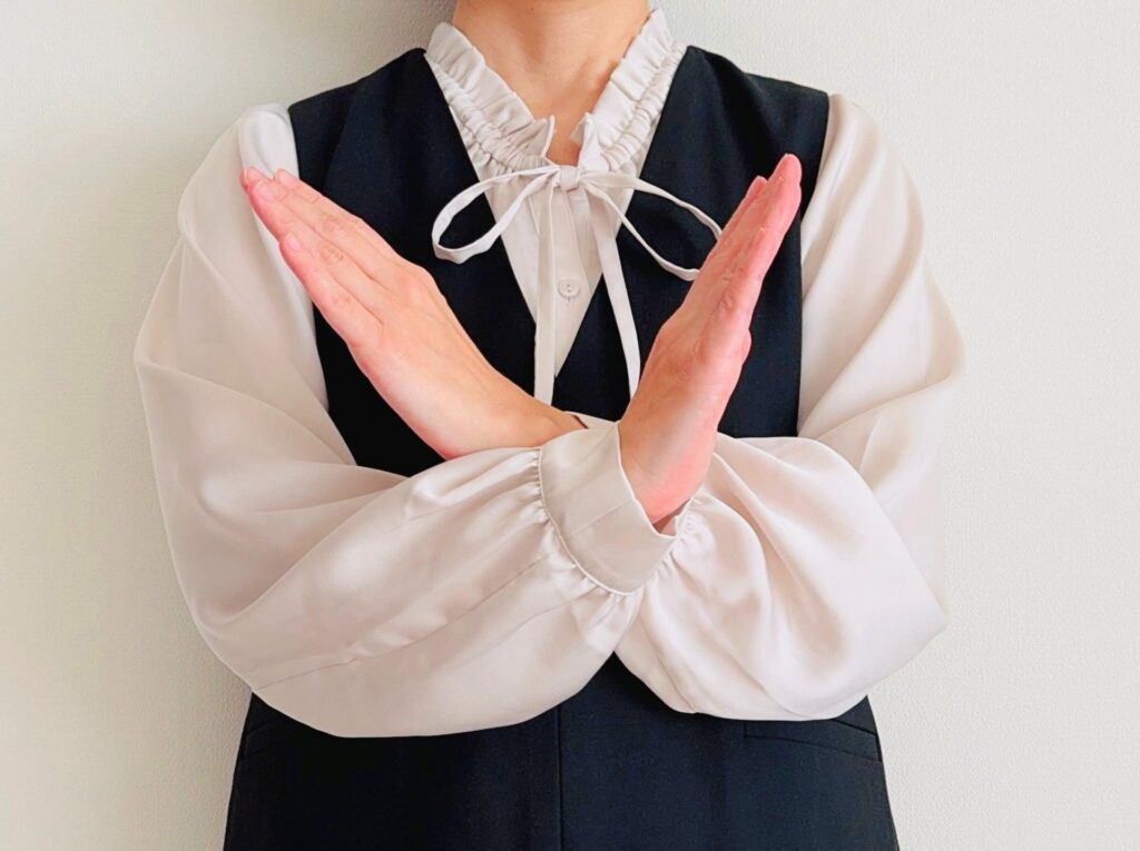 手でバツを作る人